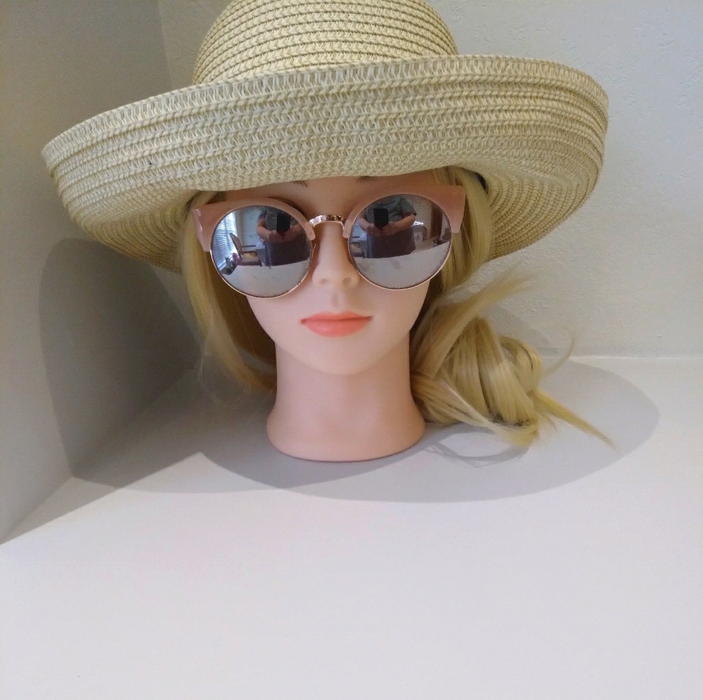 Adorable hat!🥰🏝🏖